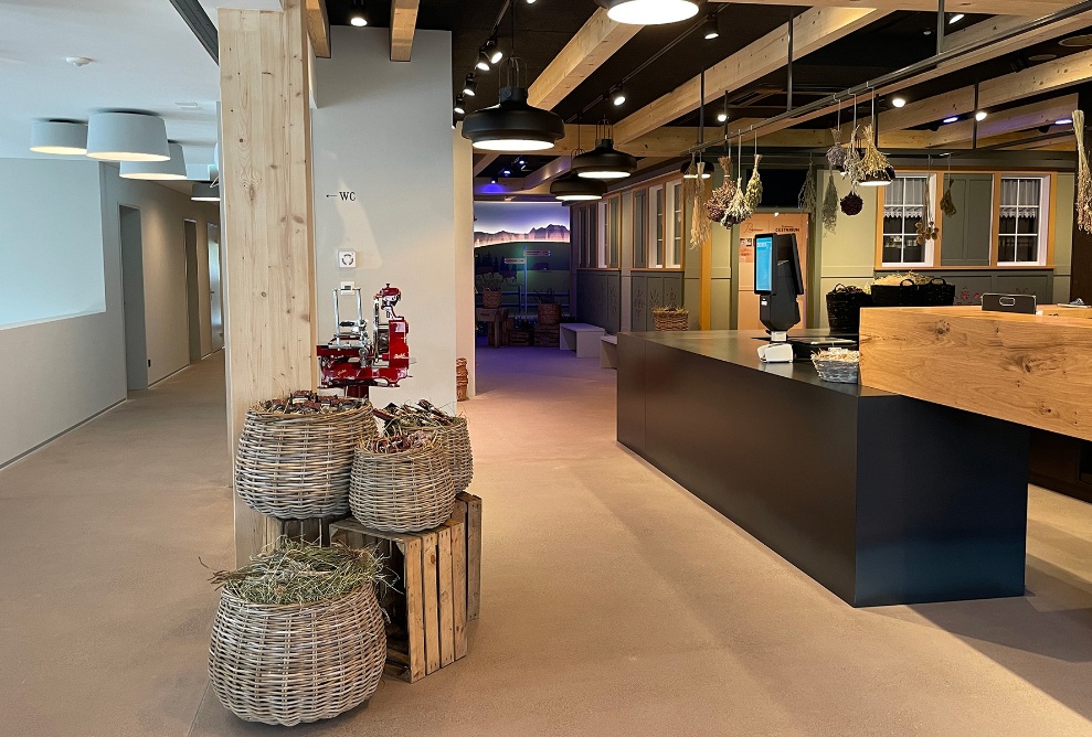 Interior view of the cash desk area of the Breitenmoser Gustarium in Steinegg. 