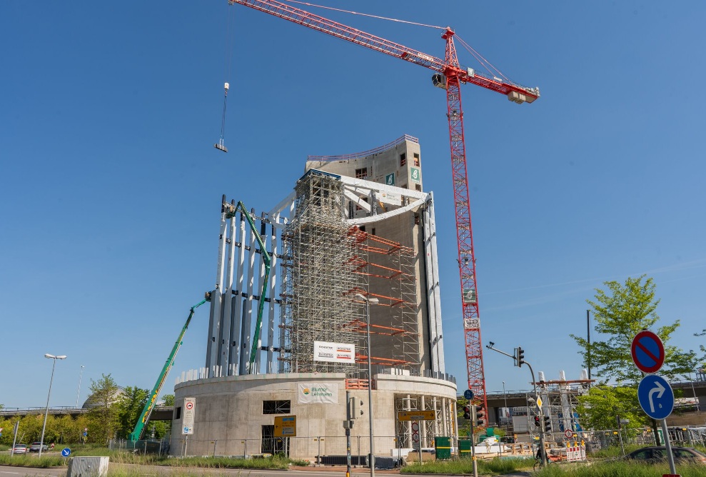 Baustelle Panorama Konstanz mit Kran und Fassadenmontage
