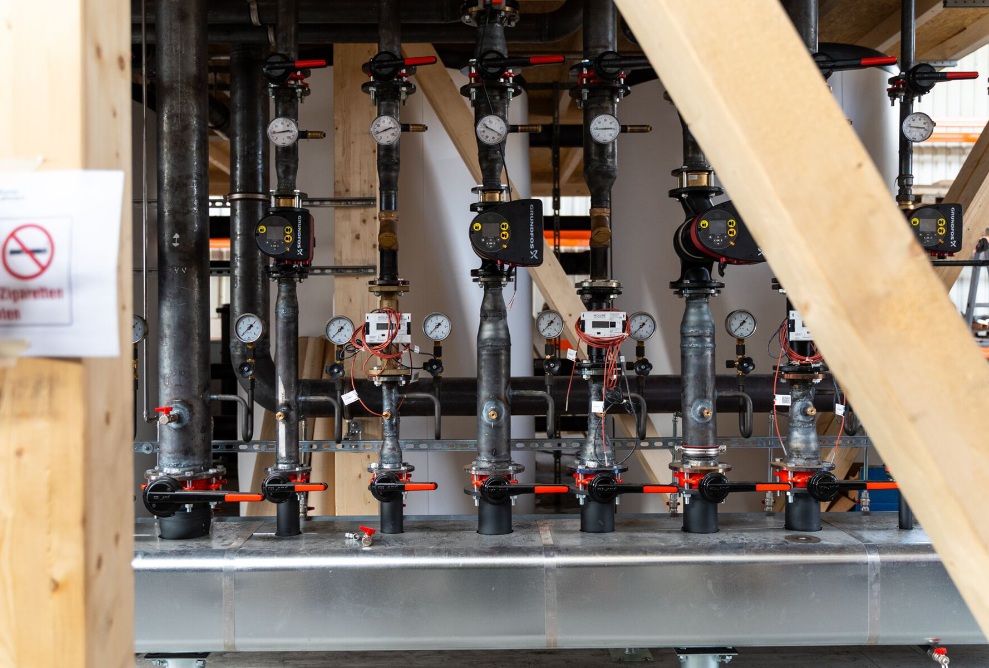 Vorgefertigtes und mit Schwimmbadtechnik ausgerüstetes Holzmodul