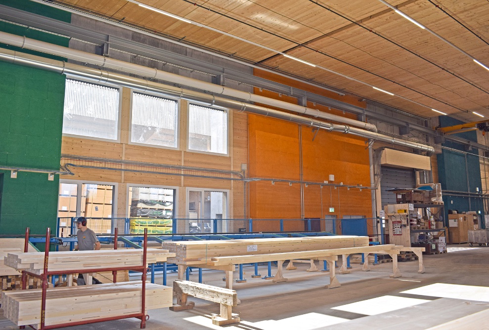 Blick in die Produktionshalle 16 mit bereitstehenden Holzlatten.