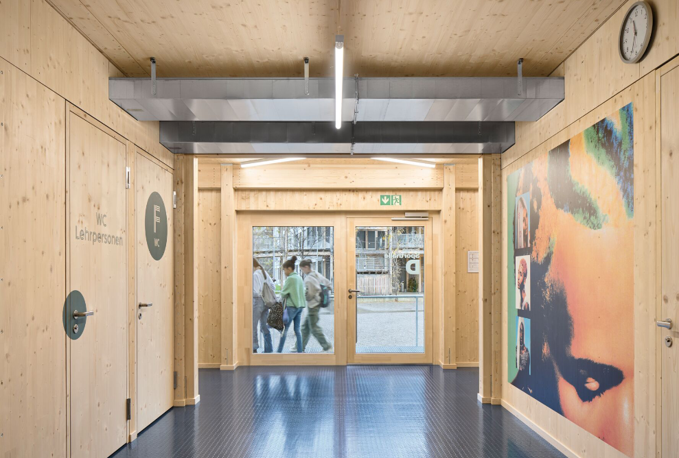 Élèves dans le hall d'entrée du gymnase provisoire.