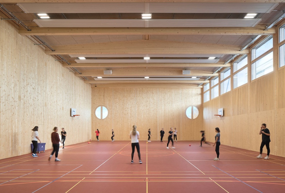 Gymnastics lessons in the single gymnastics hall of the Uetikon am See Cantonal School