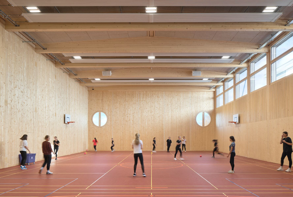 Gymnastics lessons in the single gymnastics hall of the Uetikon am See Cantonal School