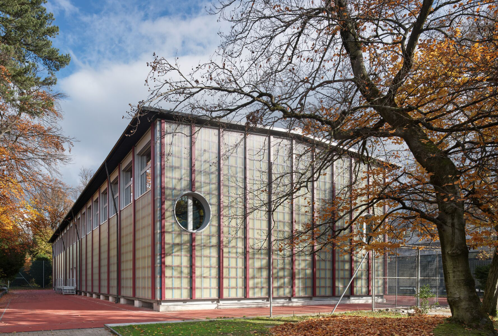 Die temporäre Sporthalle Enge mit vertikaler Holzkonstruktion in Herbststimmung