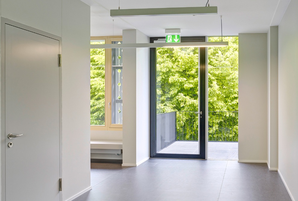 Die grossen Fenster sorgen für eine angenehme und freundliche Stimmung.