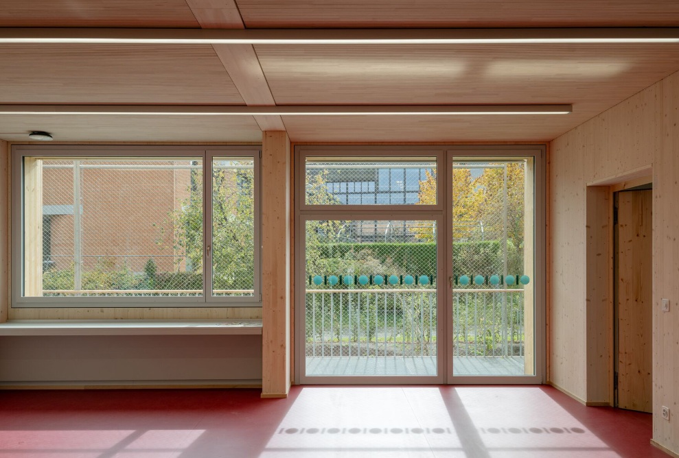 Helles Klassenzimmer mit grossen Fenstern im Erweiterungsbau der Schule Schlossmatt