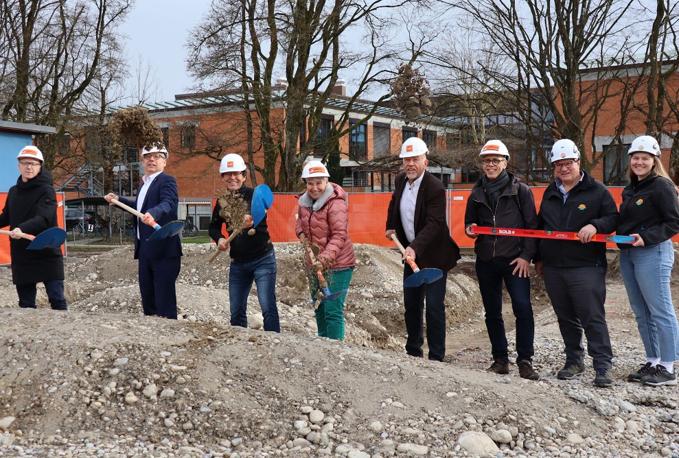 Premier coup de pioche: début des travaux de construction du bâtiment scolaire modulaire Schlossmatt à Berthoud