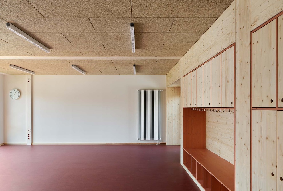 Vue intérieure du vestiaire dans la construction modulaire en bois 