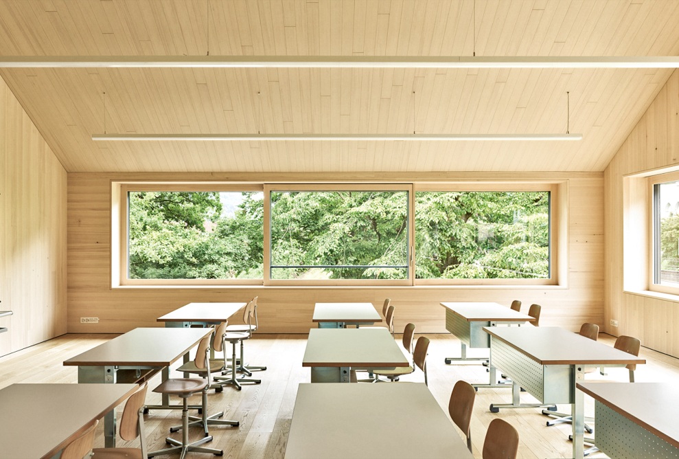 Salles de classe lumineuses avec aménagement intérieur en bois