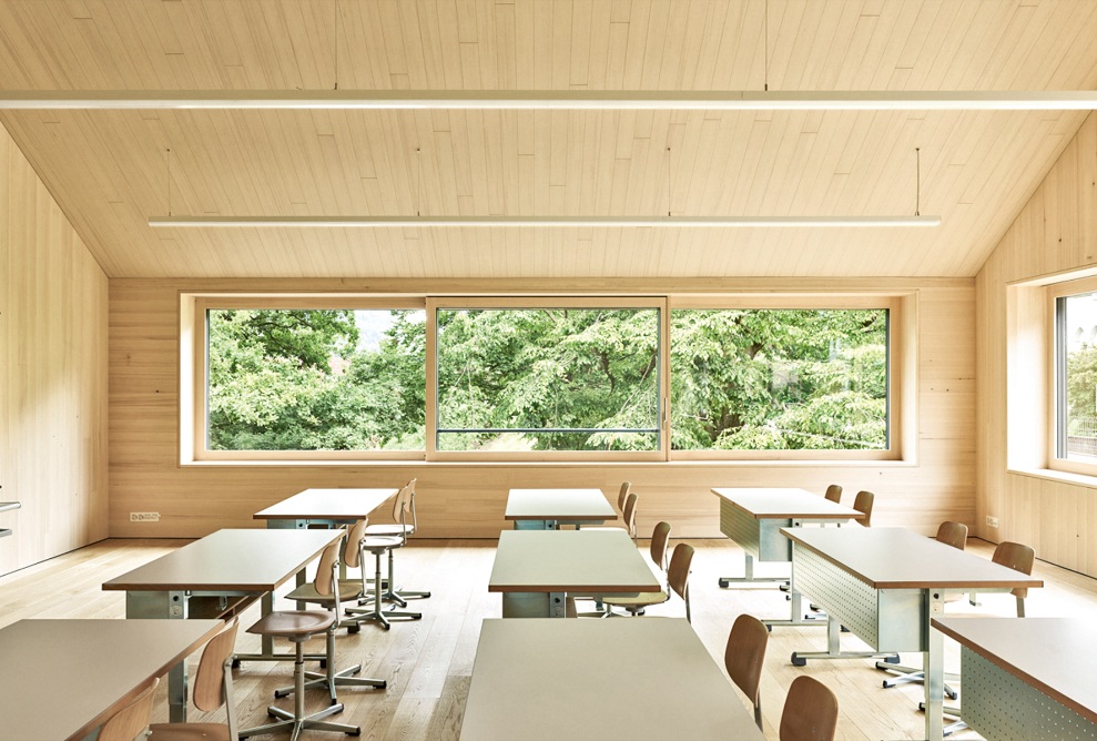 Helles Schulzimmer mit Innenausbau aus Holz