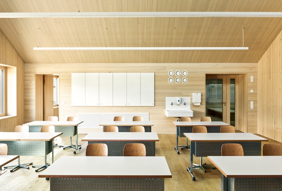 Möbliertes Klassenzimmer mit Innenausbau aus Holz