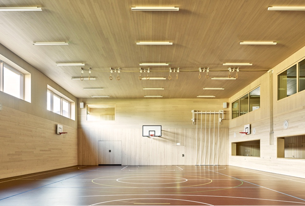 Helle Turnhalle mit Innenausbau aus Holz