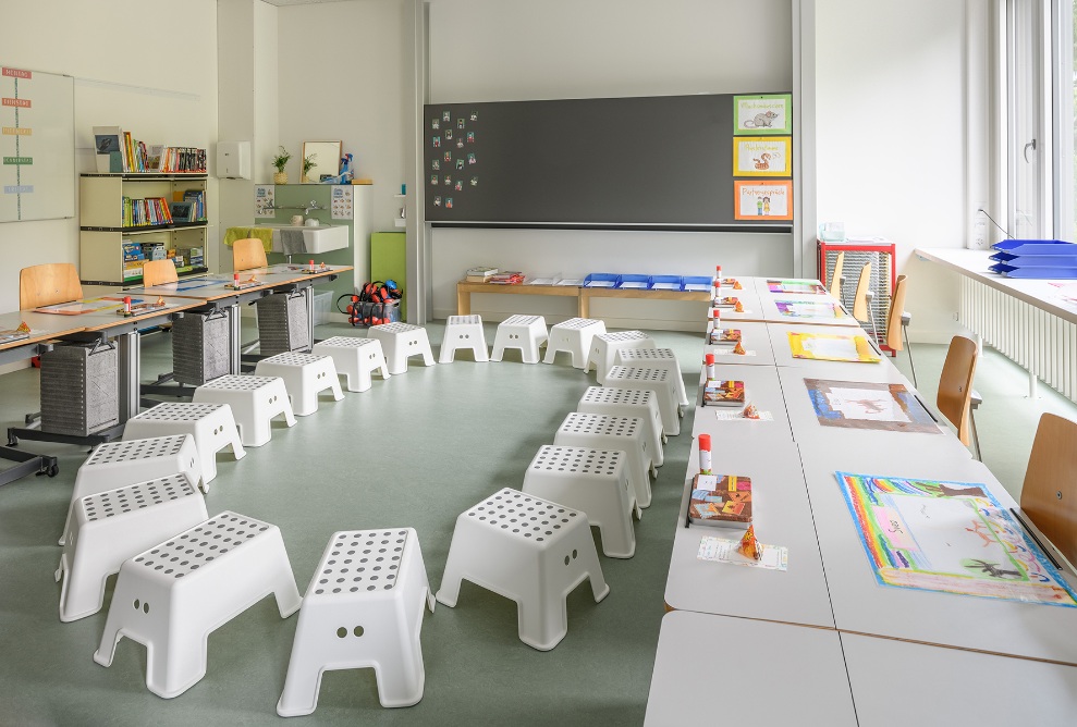 Vue intérieure d’une salle de classe lumineuse dans le bâtiment scolaire provisoire St.Karli Lucerne 