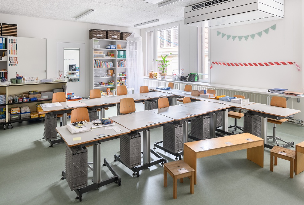 Vue intérieure d’une salle de classe dans le bâtiment provisoire de l’école St. Karli