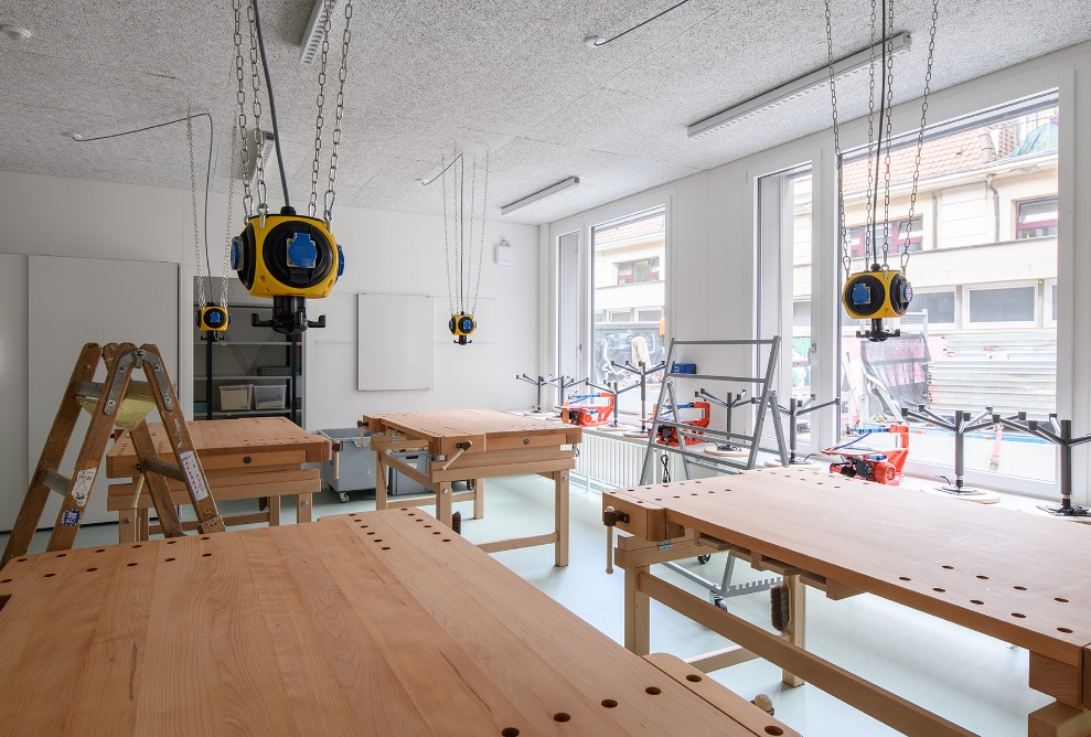 Subject-specific room with workbenches and power supply from the classroom ceiling