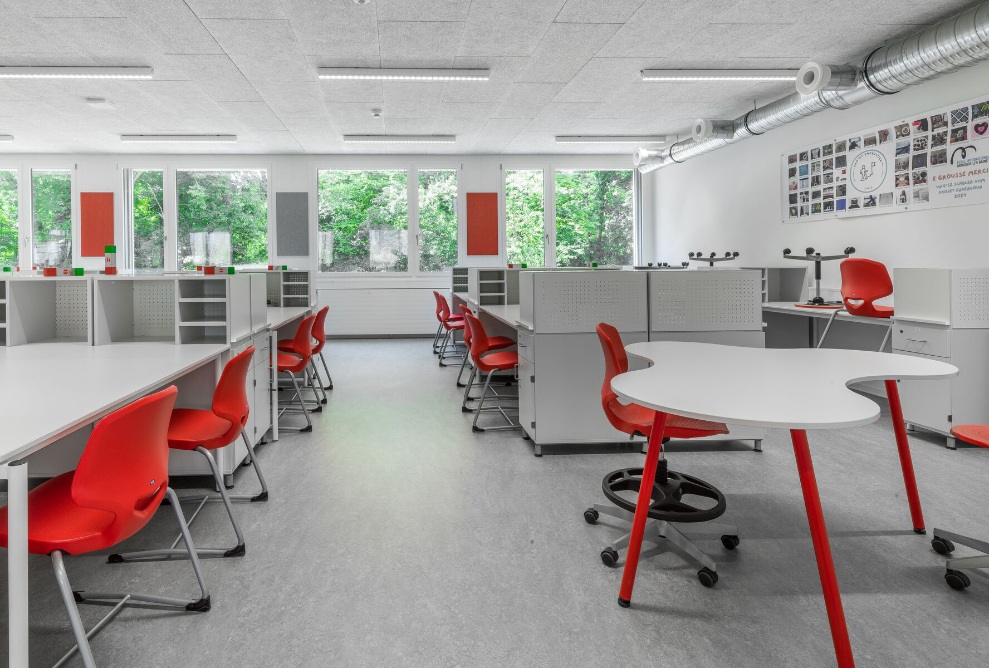 Einblick in ein Klassenzimmers des Schulerweiterungsbaus in Mondorf