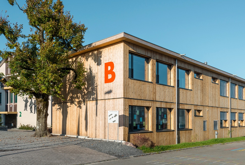 Die Seitenansicht des Schulpavillons bei schönem Wetter.