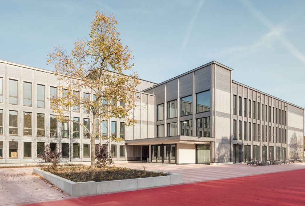 Gesamtansicht der Schule Schilfweg, Dresden, in Holzmodulbauweise