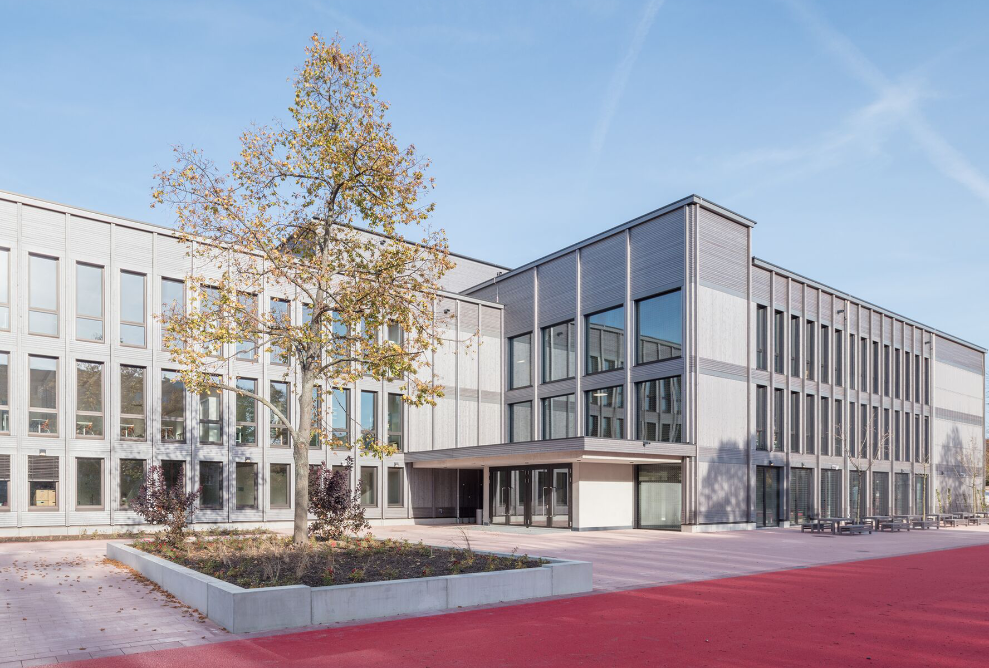 Gesamtansicht der Schule Schilfweg, Dresden, in Holzmodulbauweise