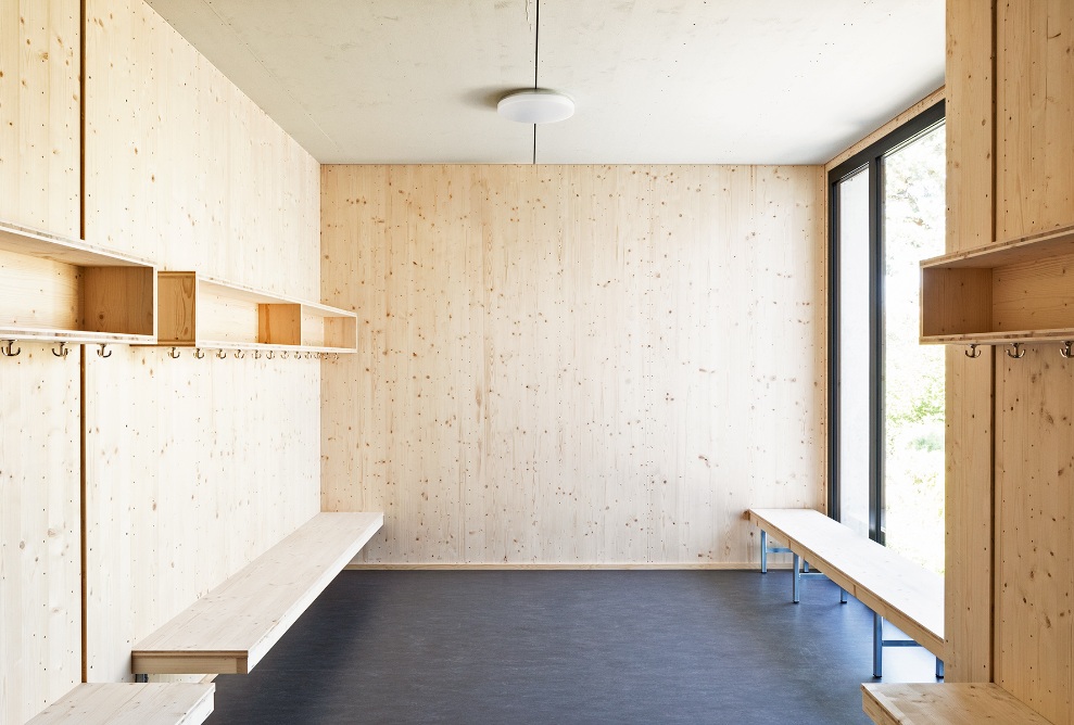 Bright cloakroom in timber in the Brünnen school pavilion