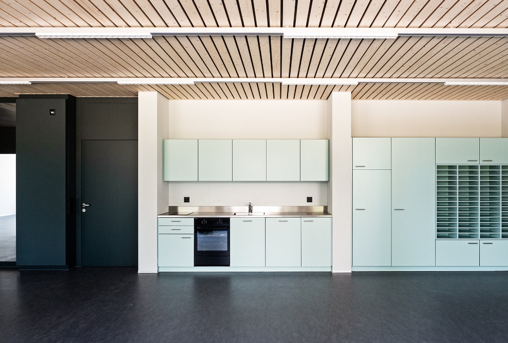 Interior of the Brünnen school pavilion with kitchen facilities and cupboards