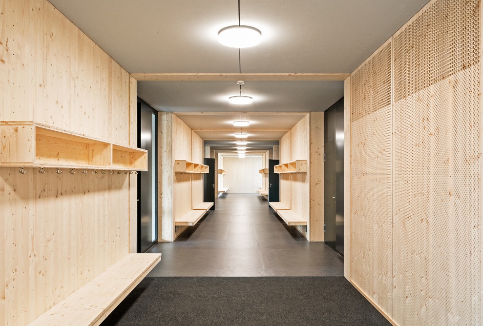 School hallway with coat hooks in the Brünnen school pavilion