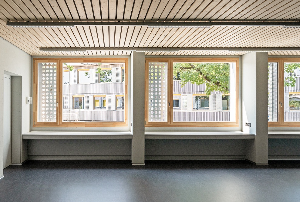 Helles Klassenzimmer mit grossen Fenstern im Schulpavillon Brünnen