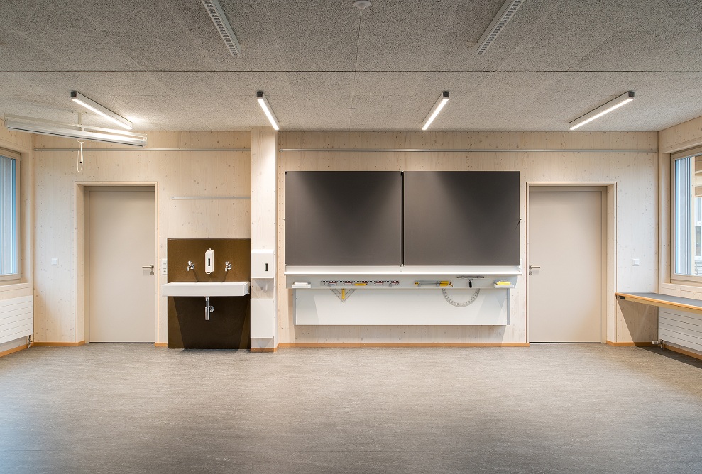 Salle de classe dans le bâtiment modulaire de Falletsche avec tableau mural et lavabo.