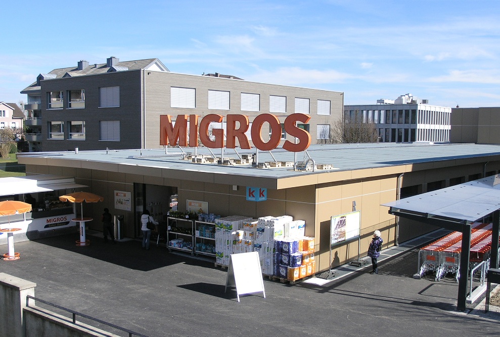 Das Migros Verkaufsprovisorium während Ladenöffnungszeiten. Gesamtansicht von vorne oben.