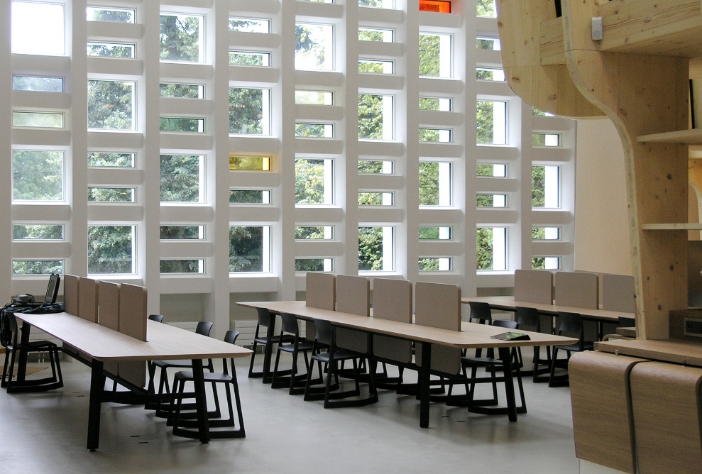 Der hohe Raum ermöglicht freies Denken und Studieren, was auch durch viele Sitzgelegenheiten unterstütz wird.