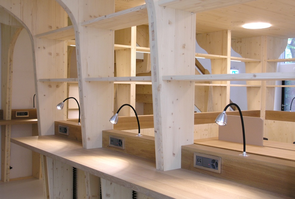 Die Aufnahme zeigt einen hell beleuchteten Raum mit viel Arbeitsplatz fürs Lernen und Studieren komplett mit Holz ausgestattet in der Stadtschule St.Gallen