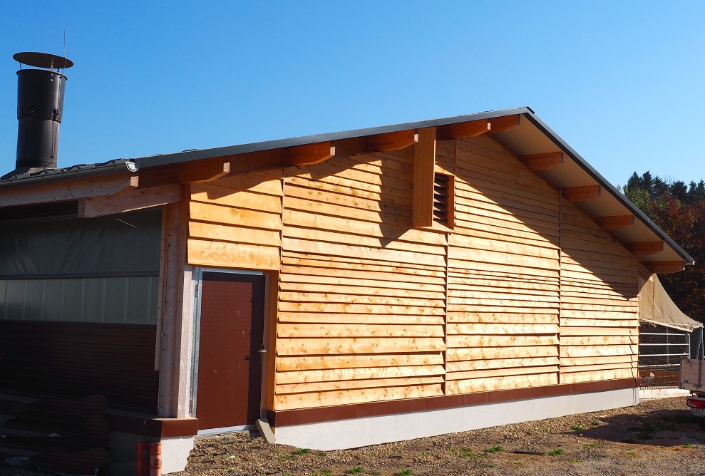 The sides of the stall have openings that keep the interior constantly supplied with fresh air.