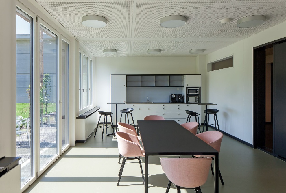 Lehrerzimmer mit einfacher Küchenzeile sowie Tisch mit Stühlen