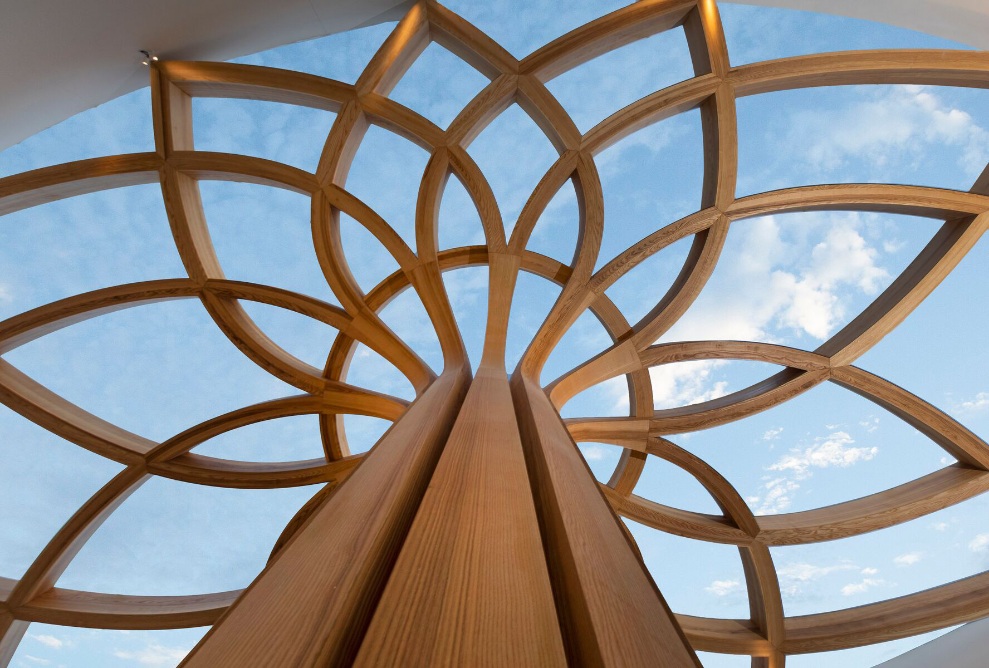 la structure en bois en forme de fleur.