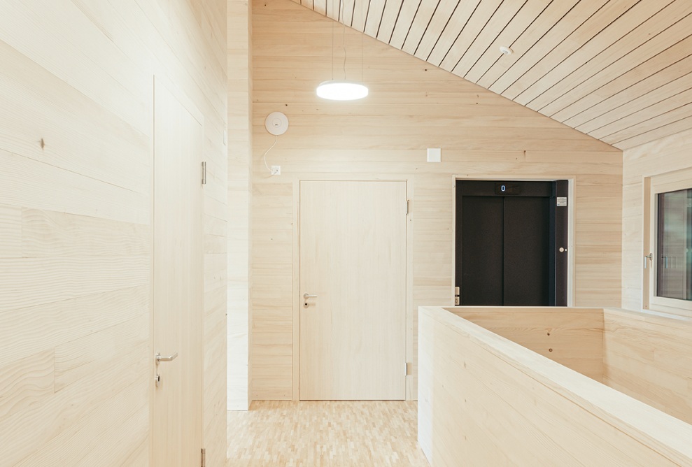 Top floor of the daycare centre; even on the inside, the new building is predominantly made from wood: floors, walls, banisters and roof.