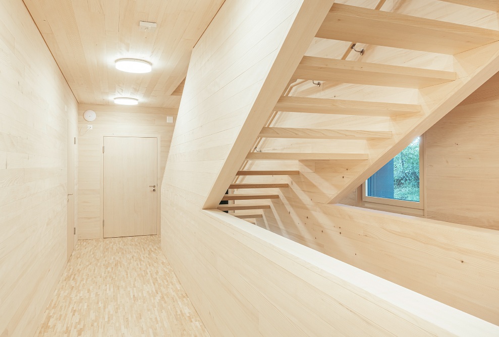 Treppe und Flur einschliesslich Wände, Böden und Decke bestehen im Neubau der Tagesstrukturen ganz aus Holz.