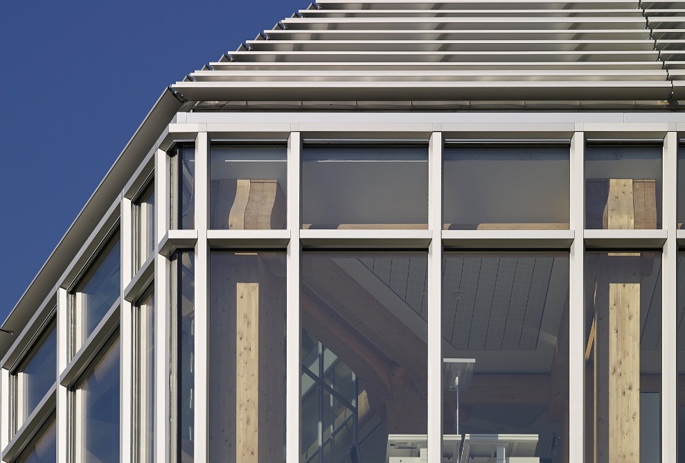 Vue de la structure en bois du dernier étage du bâtiment de bureaux avec le toit.