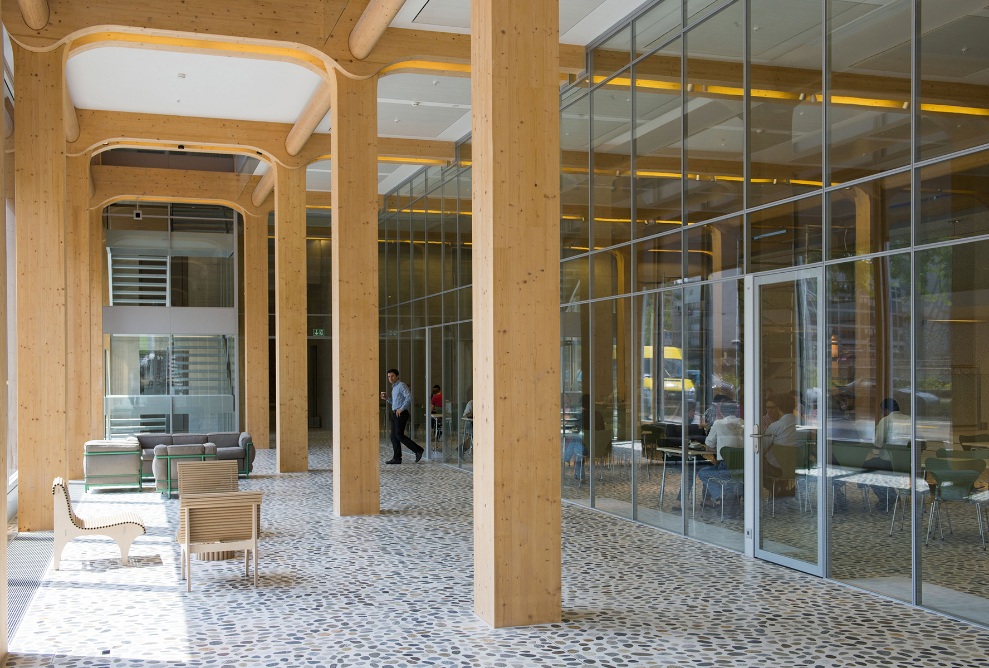 La structure porteuse apparente en bois dans la zone d’entrée du bâtiment Tamedia