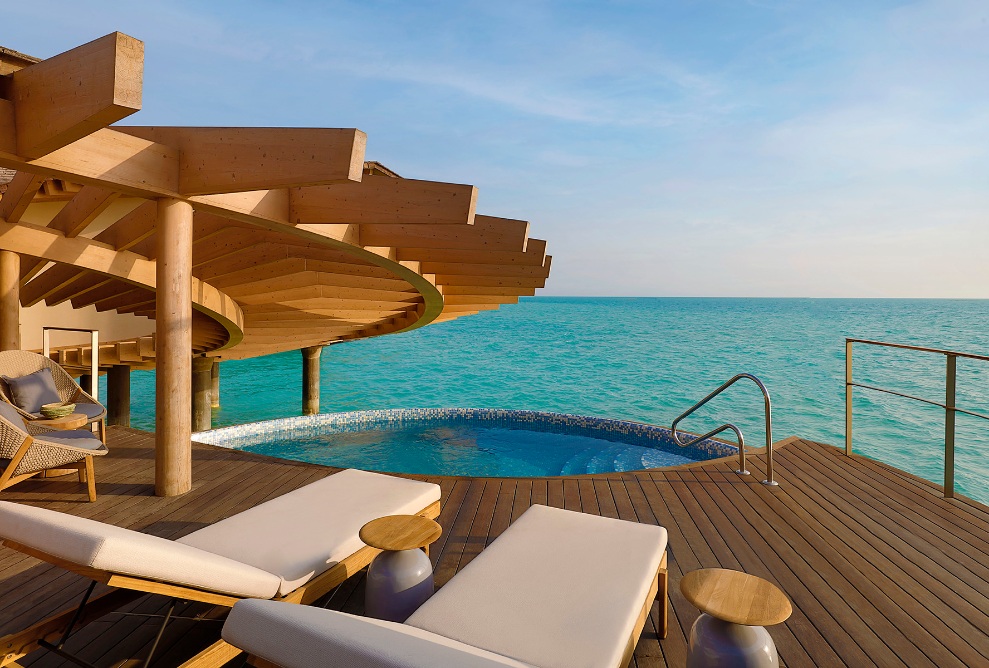 Vue sur la terrasse ensoleillée d'une des villas aquatiques au-dessus de la mer rouge