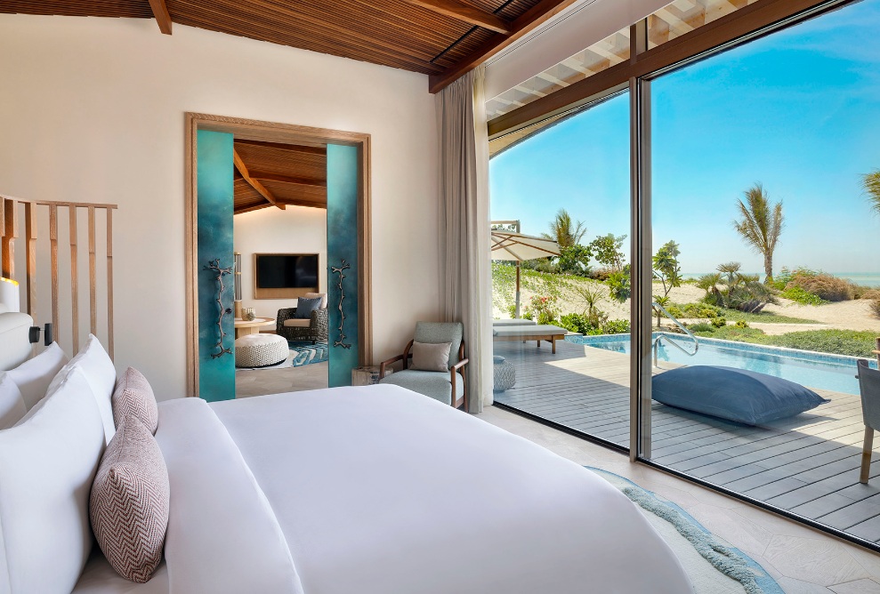 Hotelzimmer des St. Regis Red Sea Resort mit hochwertigem Innenausbauort