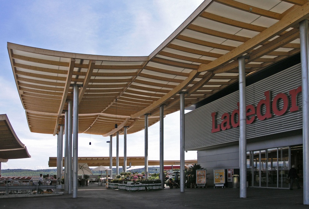 Aufnahme des Eingangsbereichs des Einkaufscenters Ladedorf mit Überdachung aus Holz