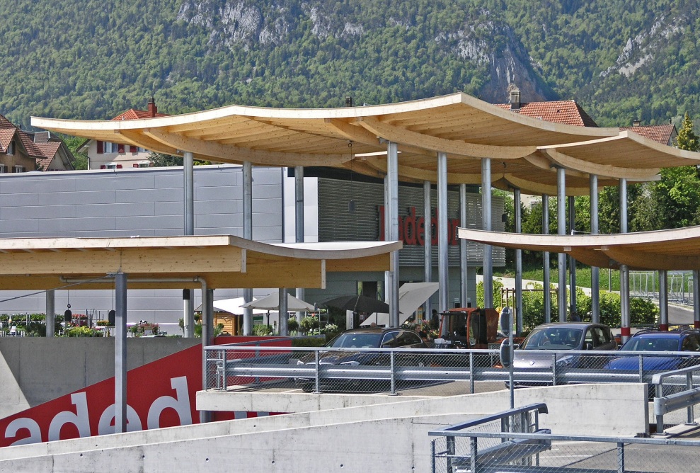 Aussenansicht der Holzüberdachung des Einkaufscenters Lagedorf