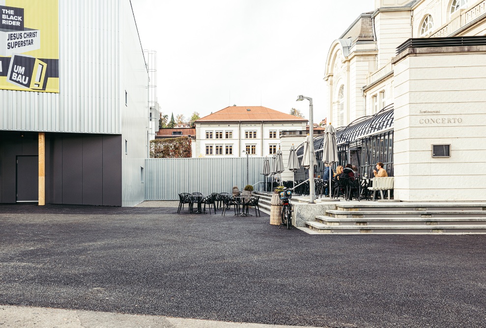 Das Theaterprovisorium St. Gallen befindet sich unmittelbar neben der Tonhalle mit Restaurant.