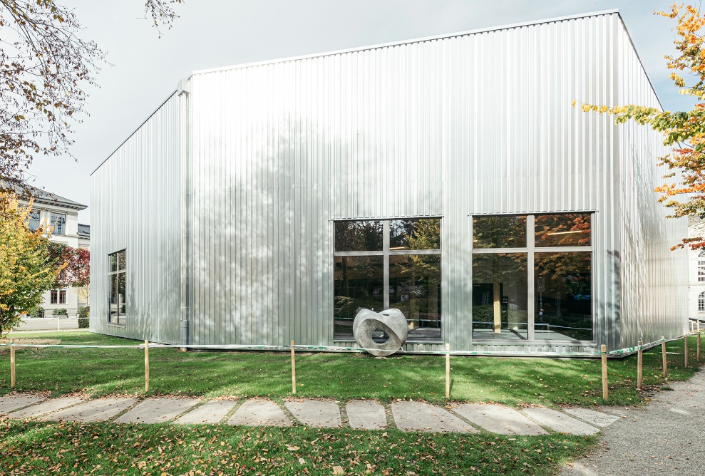 Das Theaterprovisorium St. Gallen an seinem idealen Standort im Brühlpark vor der Tonhalle.