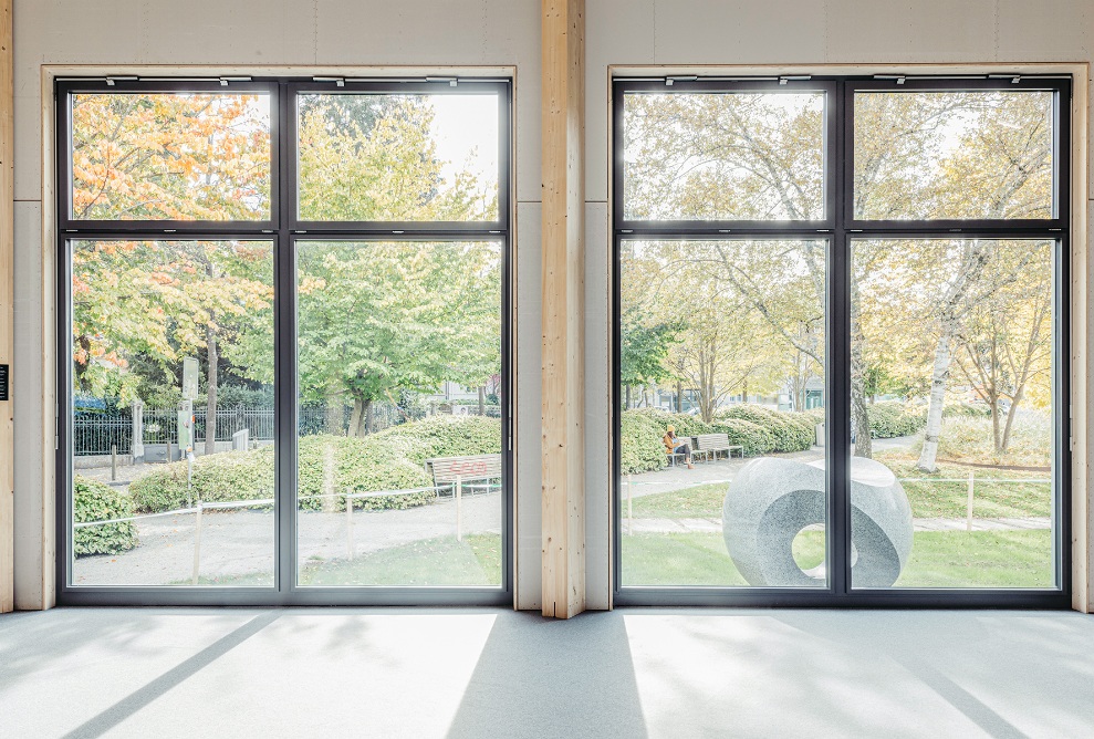 Blick aus den grossen Fenstern des Theaterprovisoriums St. Gallen in den Stadtpark