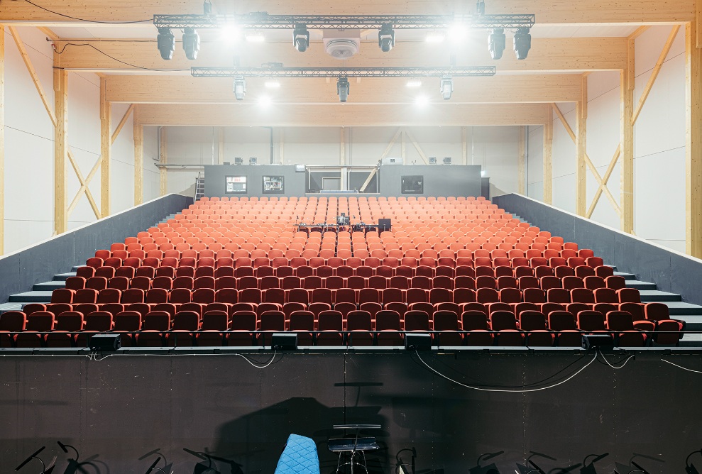 Zuschauerraum mit roten Sitzen im Theaterprovisorium St. Gallen.