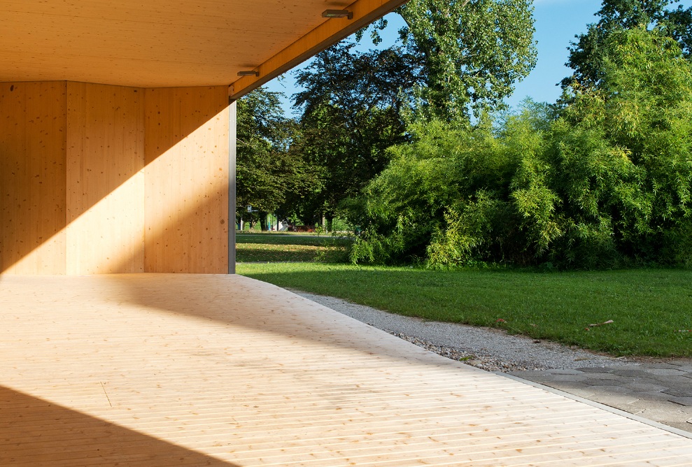 The sun shines on the entrance area of the Théatre de Vidy.