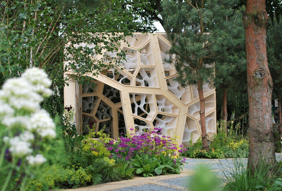 Entouré de fleurs et d’arbres, le pavillon se distingue particulièrement.