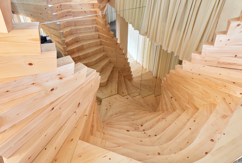 Die einzelnen versetzten Holzelemente bilden die Stufen der Treppe.
