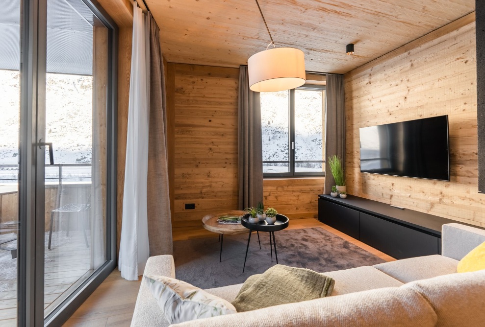 Salon dans une des TurmfalkenSuites avec aménagement intérieur en bois